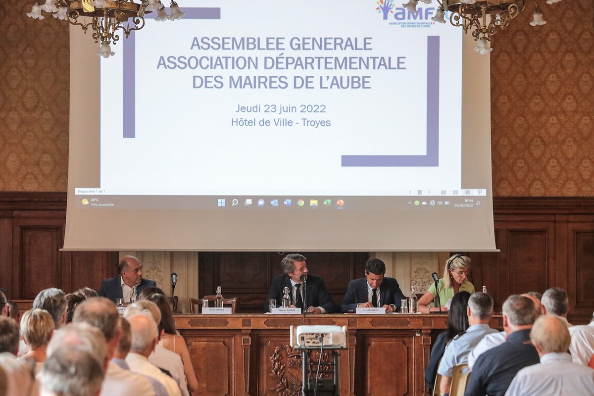 VilledeTroyes's tweet photo. DAVID LISNARD, PRÉSIDENT DE L’AMF, À TROYES 🇫🇷
@francoisbaroin a accueilli @davidlisnard, président de @l_amf, à l’occasion de l’assemblée générale de l'#AMF10. Le maire de la @villecannes a été élu en novembre dernier à la tête de l'#AMF pour succéder au maire de #Troyes. 1/2 https://t.co/pL2pA1U3Nz