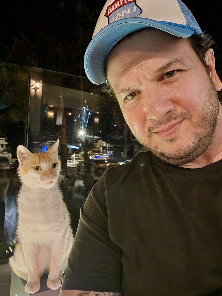 Bazen bir yerde kendini yalnız hissedersin, tam o an yanına bir kedi gelir ya...Oldu mu size hiç?