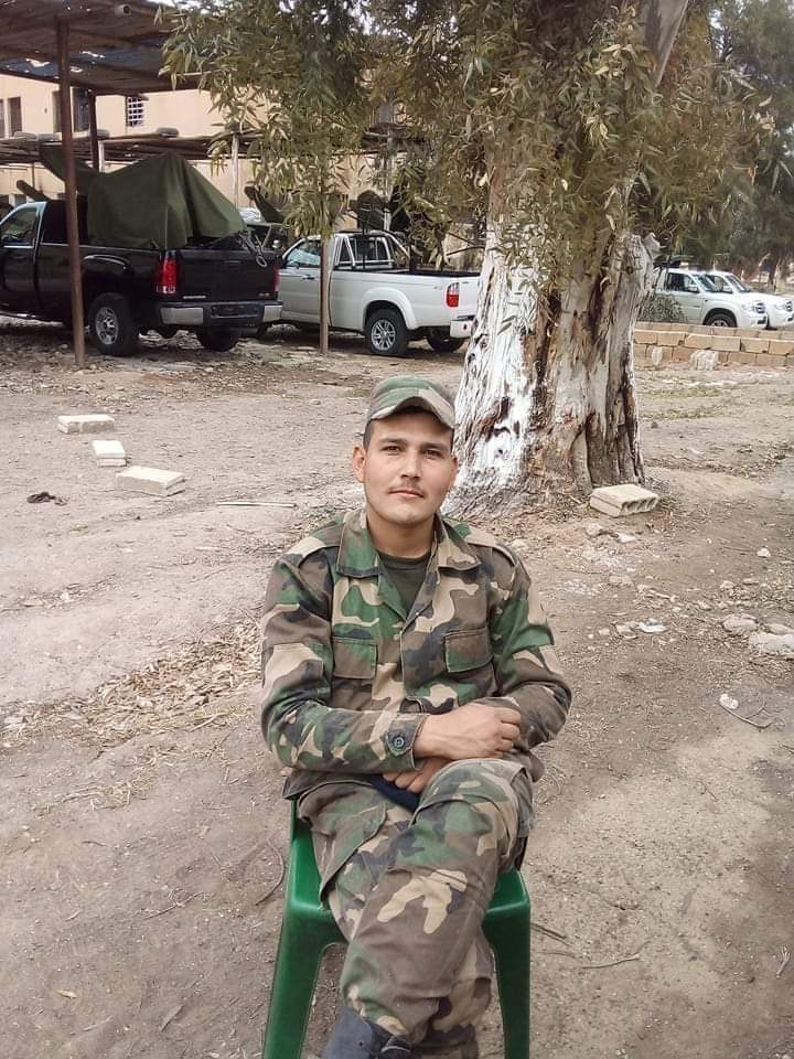 🚨 || استشهاد الملازم شرف "احمد حسن الشيخ" في ريف ديرالزور اثناء قيامه بواجبه الوطني ..

لروح الشهيد الرحمة والسلام 🇸🇾🙏