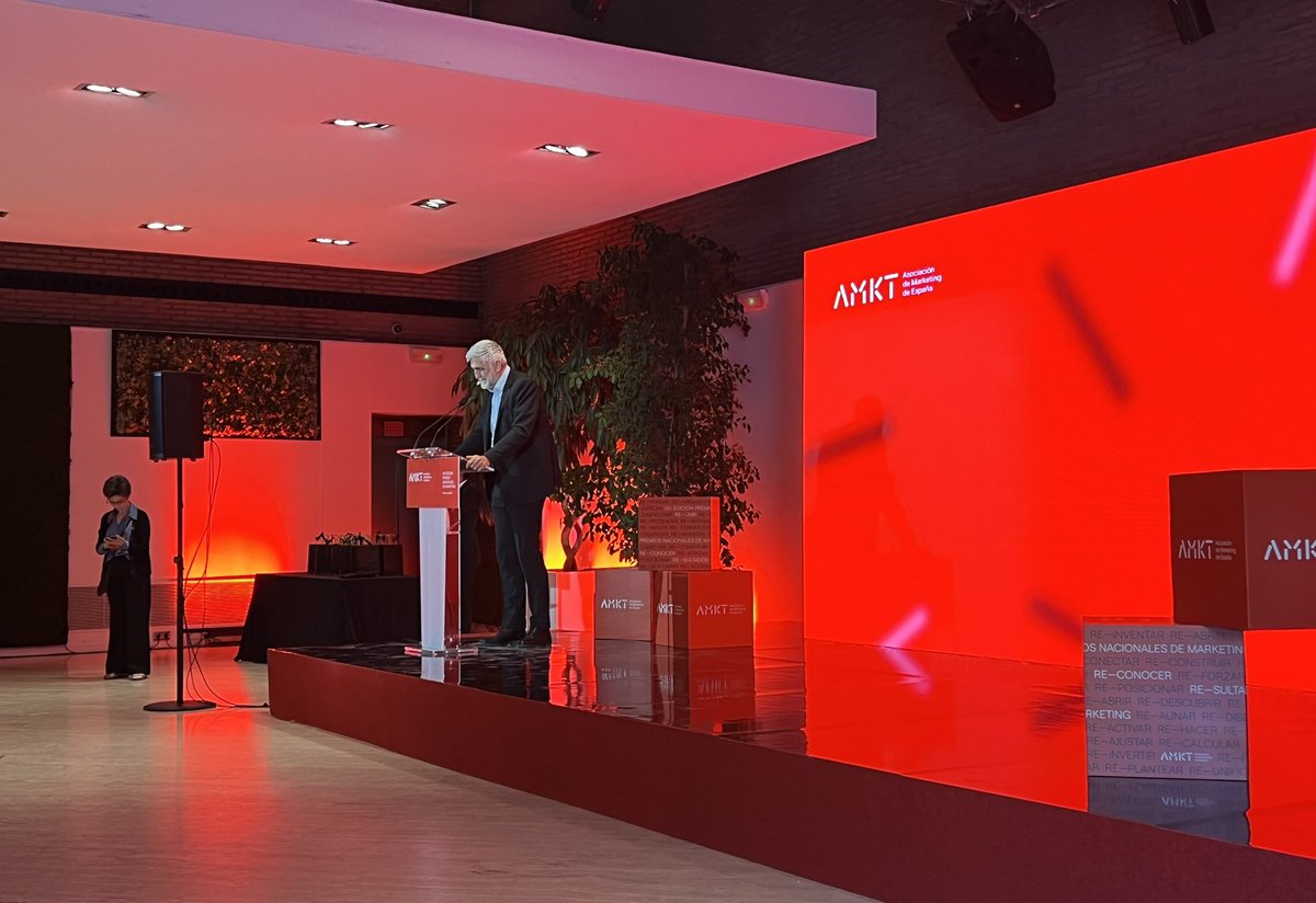 EstherValdiviaC's tweet photo. Comienza la entrega de #PremiosAMKT 2022, con @Iturrialfga cómo maestro de ceremonias. Lleno completo y con muchas ganas de celebrar @asociacionMKT @AnunciosRevista @Mknews_es https://t.co/1GWih0YrlJ