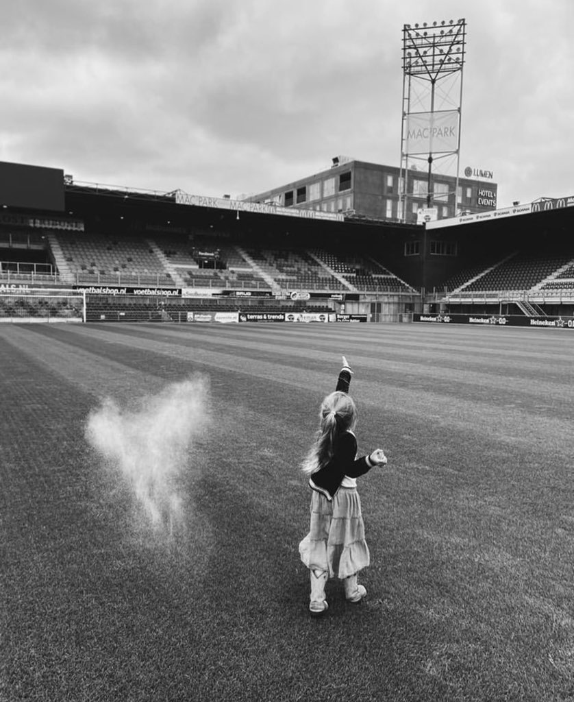 Een bijzonder moment afgelopen weekend in het stadion: de as van de overleden erevoorzitter Gaston Sporre is uitgestrooid op het veld in het stadion van PEC Zwolle.