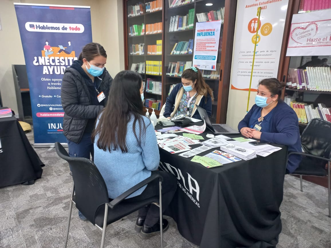 UDLA_CL's tweet photo. 📸En Campus Los Castaños de nuestra Sede UDLA Viña del Mar se realiza Feria de Prevención en Salud, donde participan @Senda_Valpo, @CentrodesangreV, @SernamEG_Valpo, @InjuvValparaiso, matrona, DAE, Deportes DAE, y stands de las carreras de #Enfermería y #Nutrición y Dietética. https://t.co/dHSNVrzxlM