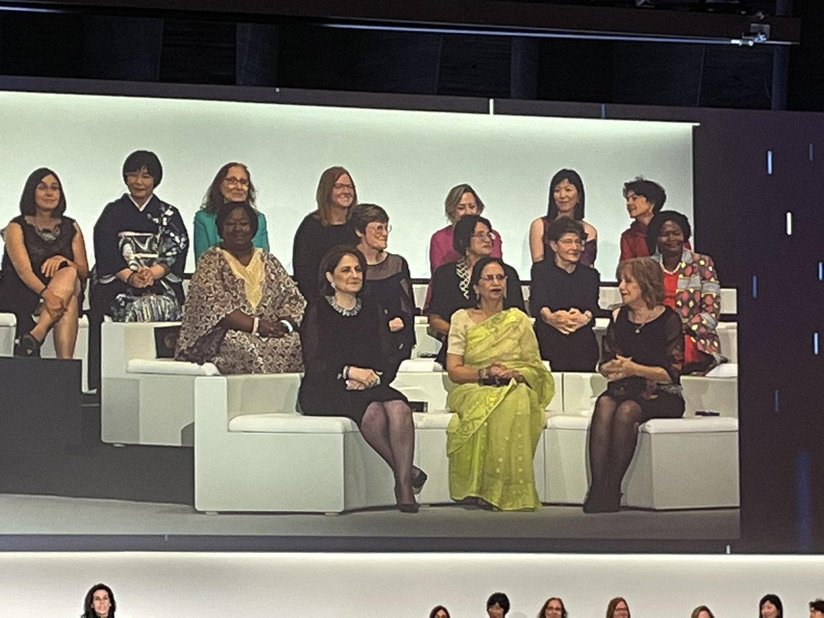 SholaMos1's tweet photo. In Paris for the L’Oréal-UNESCO 2022 Women in Science International Awards and my mind is blown at the incredible accomplishments of the 15 Laureates from around the world.

They’re simply awe inspiring ❤️ We need more women &amp; young girls in science✊🏾 #WomenInScience #LOrealParis https://t.co/I1cgmT18cS