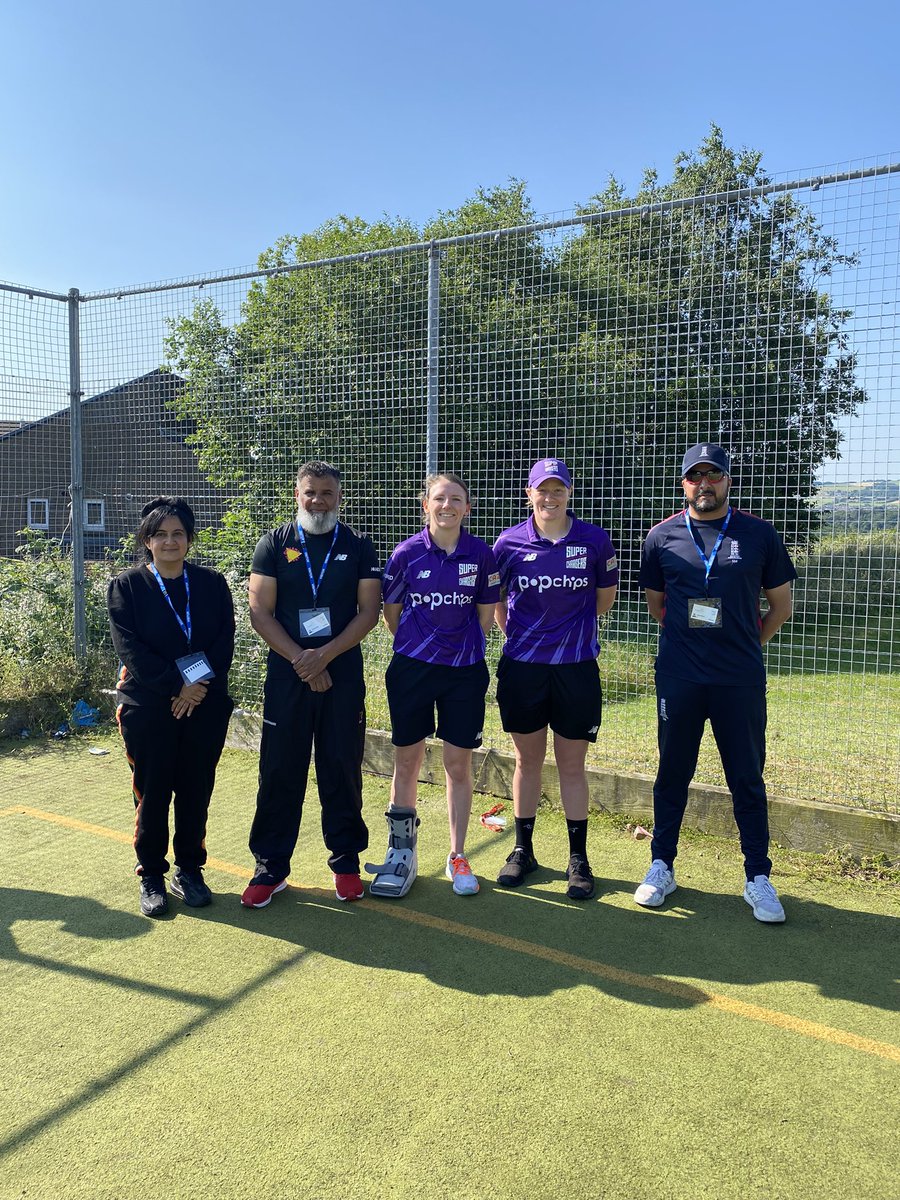 With the <a href="/North_Diamonds/">Northern Diamonds💎</a> stars Beth Langton and Hollie Armitage - coaching session at Newsome Academy to introduce the game to more girls from diverse backgrounds. 
@Yorkshirecb <a href="/NatAsianCC/">National Asian Cricket Council</a>
