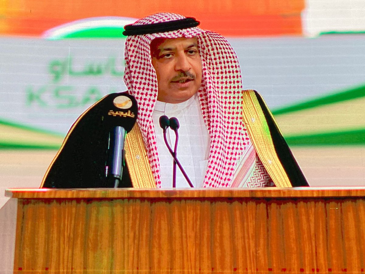 KSAU_HS's tweet photo. معالي رئيس الجامعة أ.د. بندر بن عبدالمحسن القناوي خلال تخريج الدفعات 17,18,19 : 
حرصت الجامعة على أن يكون هذا الحفل حفلاً استثنائيا برعاية سمو وزير الحرس ويشارك فيه الخريجين الذي لم يحتفلوا بتخرجهم بسبب جائحة كورونا. #تخريج_كاساو_2022 https://t.co/HeJMNIkl8j