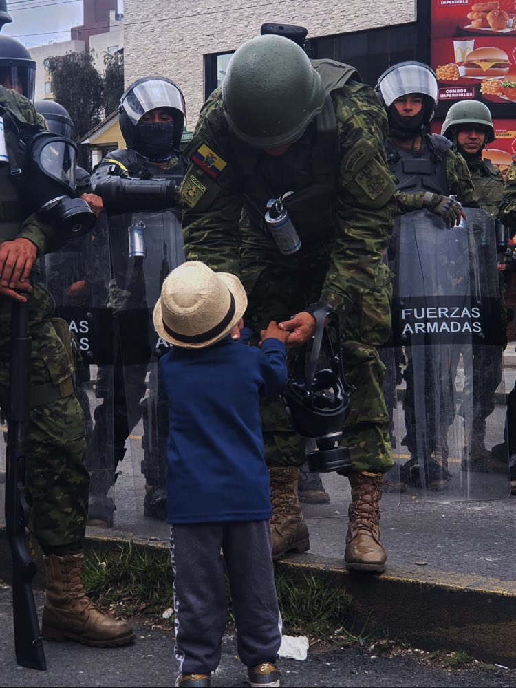 PedritoExtranja's tweet photo. #ParoNacionalEC
#NoDisparen
No queremos ver a indígenas con uniforme matando a indígenas con ponchos.
No al genocidio en Ecuador. https://t.co/bOn8myQ1gW