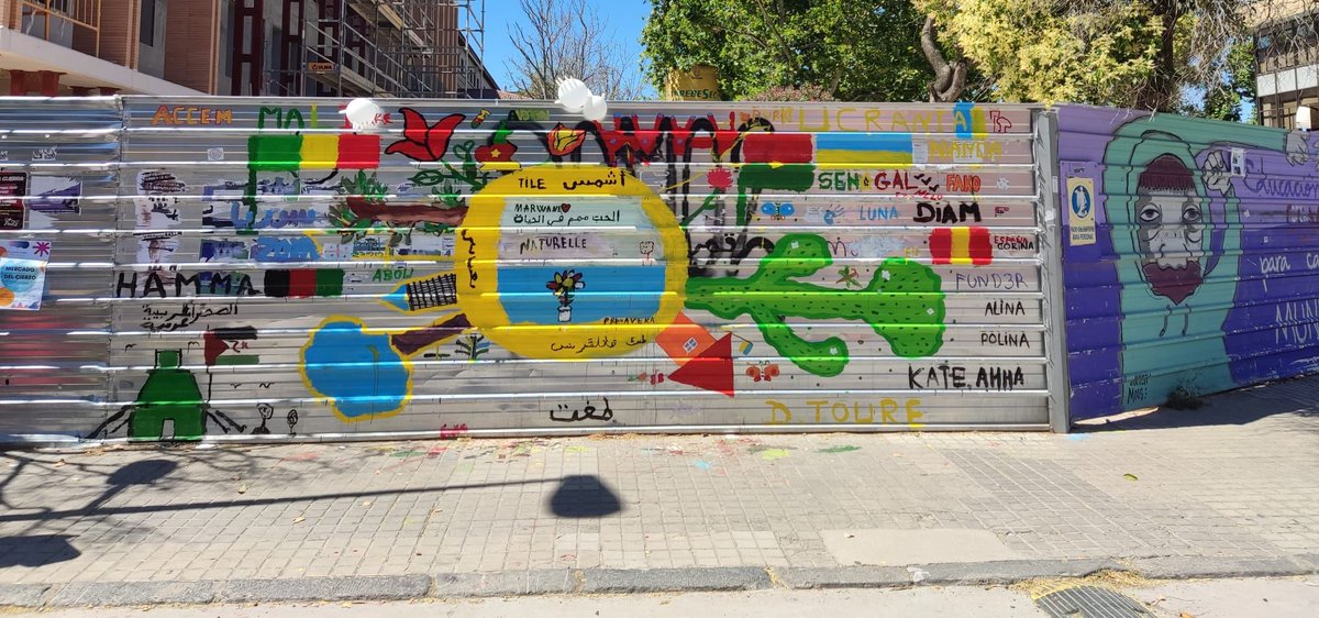 JorgeJmzLpz's tweet photo. Ahora sí, acaba el curso de nuestro Proyecto de innovación #PISOC @FacultadFiloZgz con #artemudejar @catedragborras y con un mural colaborativo en @unizar, todo para conmemorar el #20J con nuestra familia de @Accem_ong (¡el domingo a correr!)

#Diamundialdelrefugiado https://t.co/SB2BIjx5kX