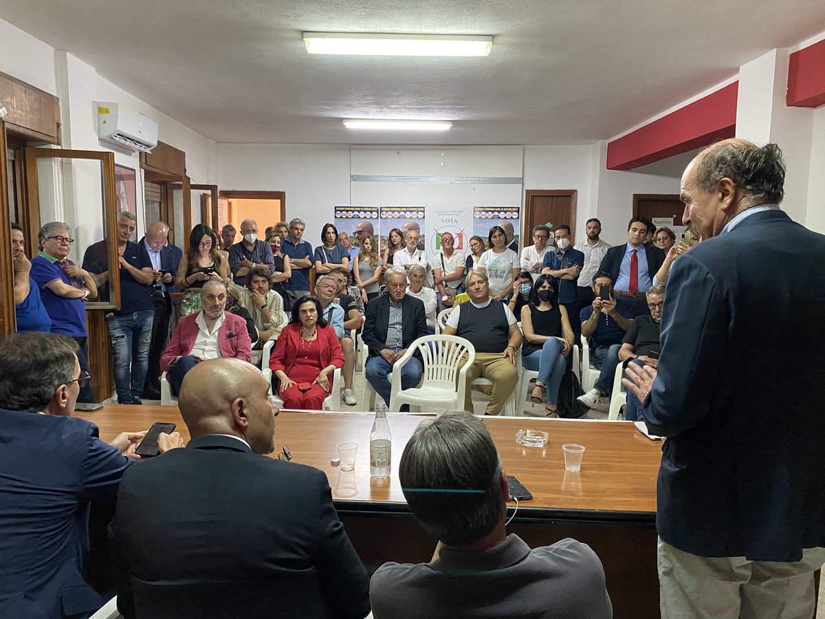 pbersani's tweet photo. Ad Acri niente comizio in piazza a causa di un grave lutto che ha colpito questa comunità. Ho voluto comunque incontrare nella sede del Pd il candidato sindaco Pino Capalbo e alcuni dei suoi sostenitori, insieme a Francesco Boccia e a Nico Stumpo. https://t.co/A0HIq1Uyl8