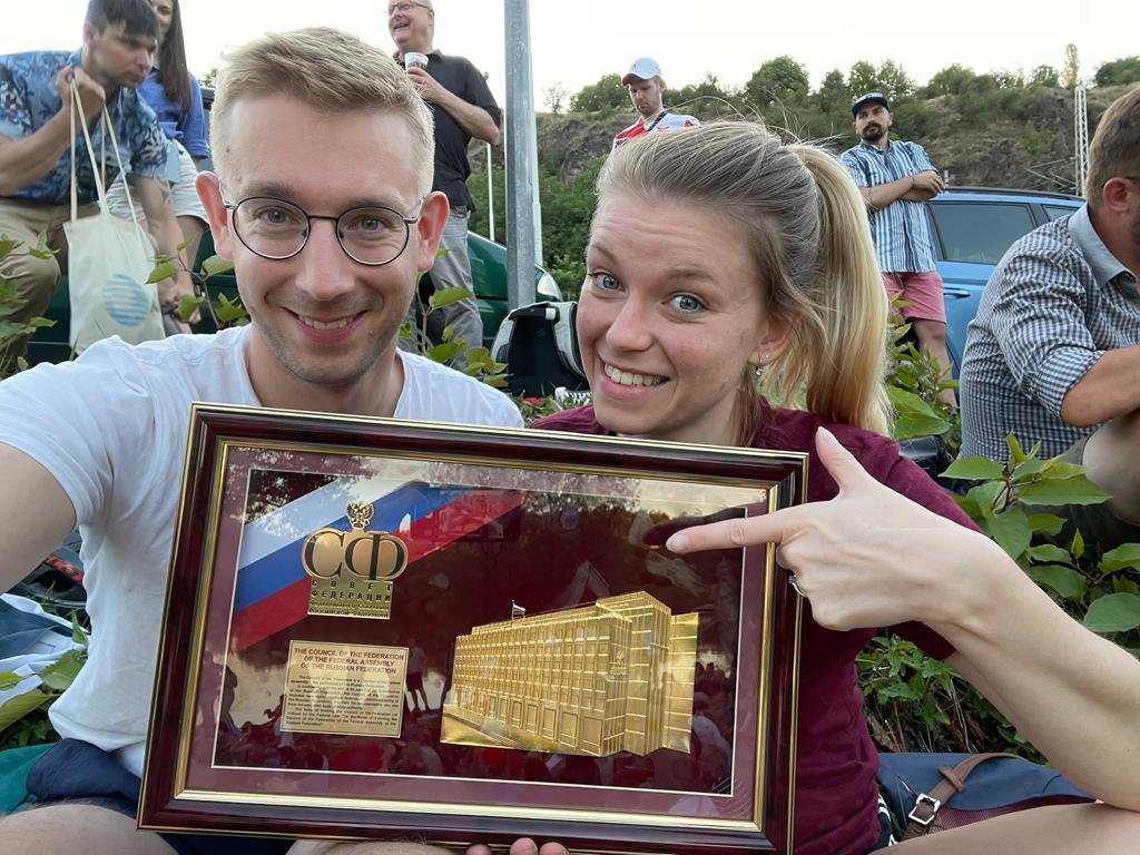 RadekBlazik's tweet photo. Tak tohle je snad větší šlágr než slavný talíř za 250tis Kč... takové plastové heblo! Btw. na talíři je teď vepřová kýta 😆 @petrrossan @bartkovskym #kecyapolitika #openair #podbaba https://t.co/lDXMRcG5Lb