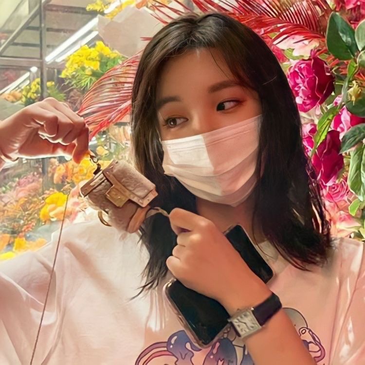 hourlygidle's tweet image. we moved on from short haired yuqi too fast