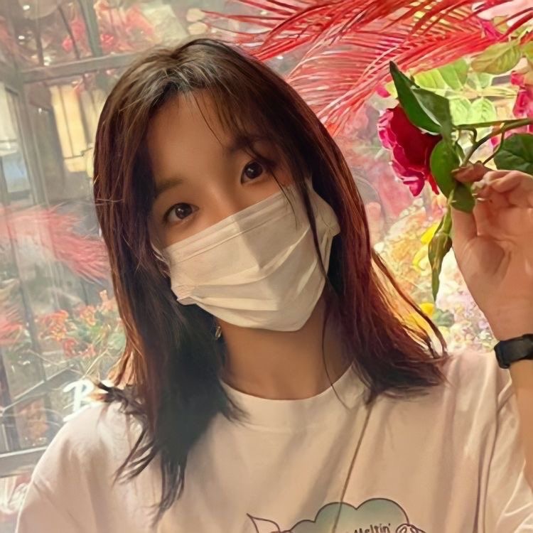 hourlygidle's tweet image. we moved on from short haired yuqi too fast