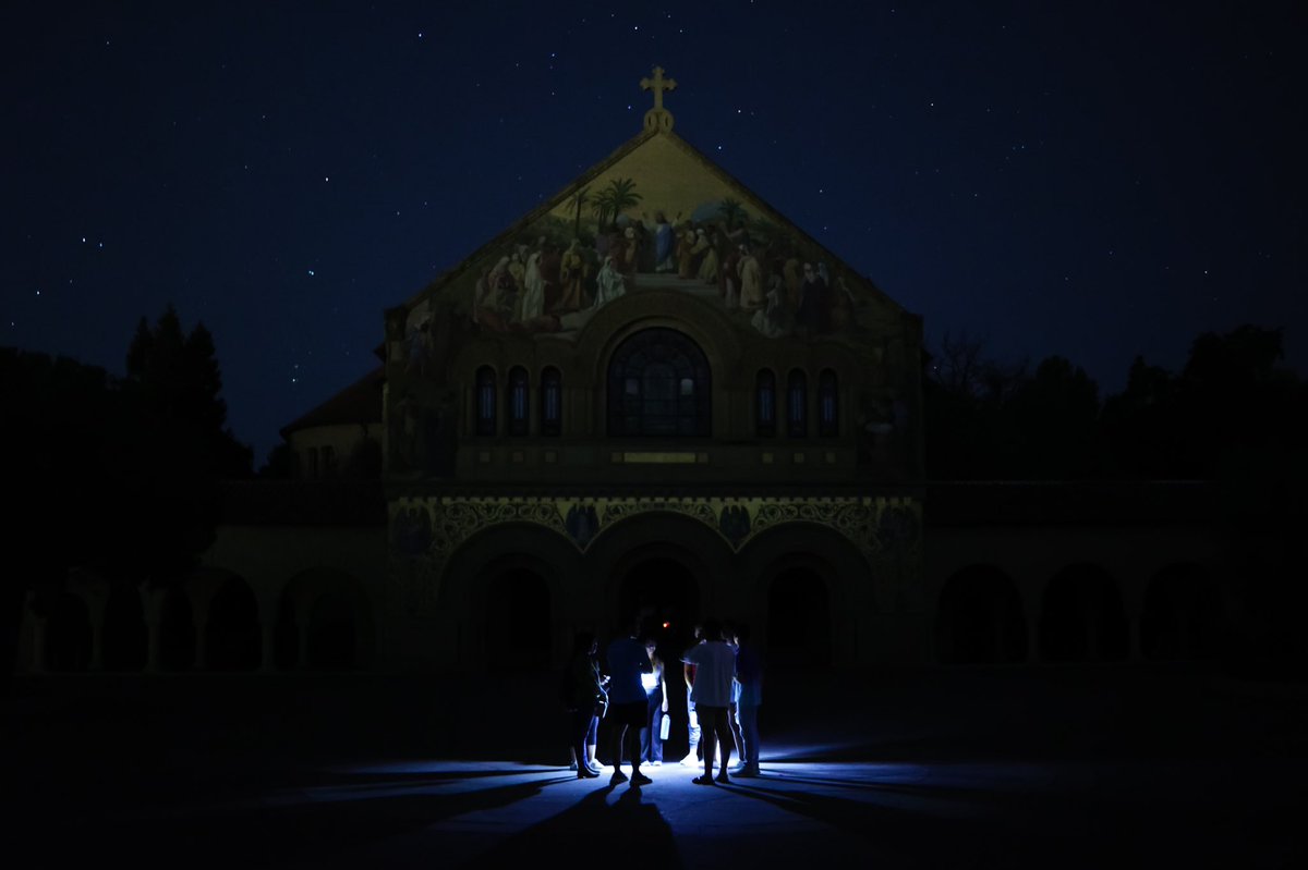 As Stanford enters the third day of a campus-wide power outage, students are seeing The Farm in a new light: flashlights. (Photo: William Meng/The Stanford Daily)