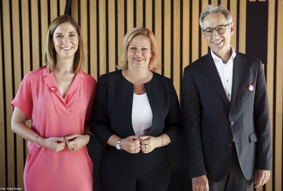 initiatived21's tweet photo. „Meine Ambition: Die #Digitalisierung in den Bereichen, für die ich verantwortlich bin, massiv voranzubringen.“ Bundesinnenministerin @NancyFaeser (@BMI_Bund) hat heute die Keynote beim #D21Sommer-Empfang gehalten. https://t.co/Vn4NSMbO9l