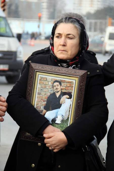 Uğruna kıyametler koparılacak,
Annelere devrim sözümüz var!