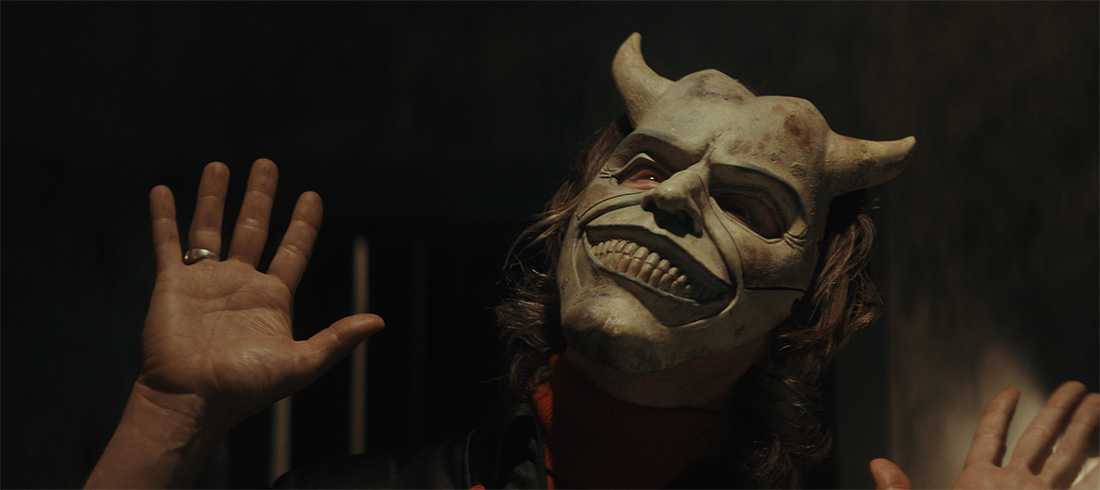 estrenosdecine_'s tweet image. #BlackPhone  no asusta pero sí entretiene (¡y mucho!) llevándonos a formar parte de la investigación, y no quitar ojo de la pantalla. Si amas el género, tienes que verla. Yo "me lo pasé pipa". 😳 📽️ eselcine.com/black-phone/