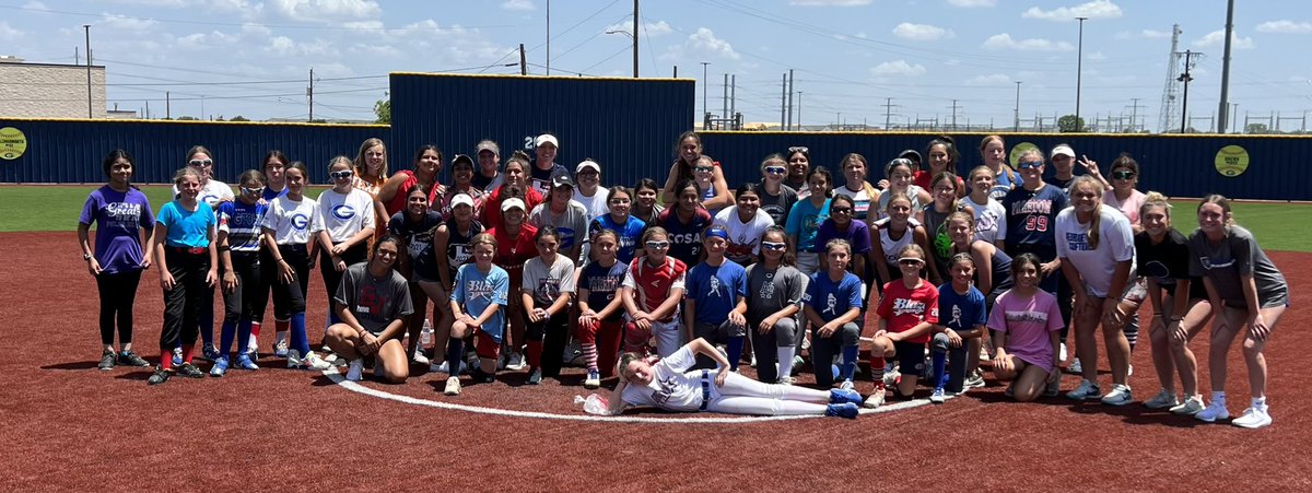 EVHSSoftball's tweet photo. First ever combined East View/Georgetown softball camp was a success! Thanks to all current and past players who helped, couldn’t have done it w/o y’all! And thanks to all the campers who put in work, our communities softball future is bright! https://t.co/T8oUsRnvmp