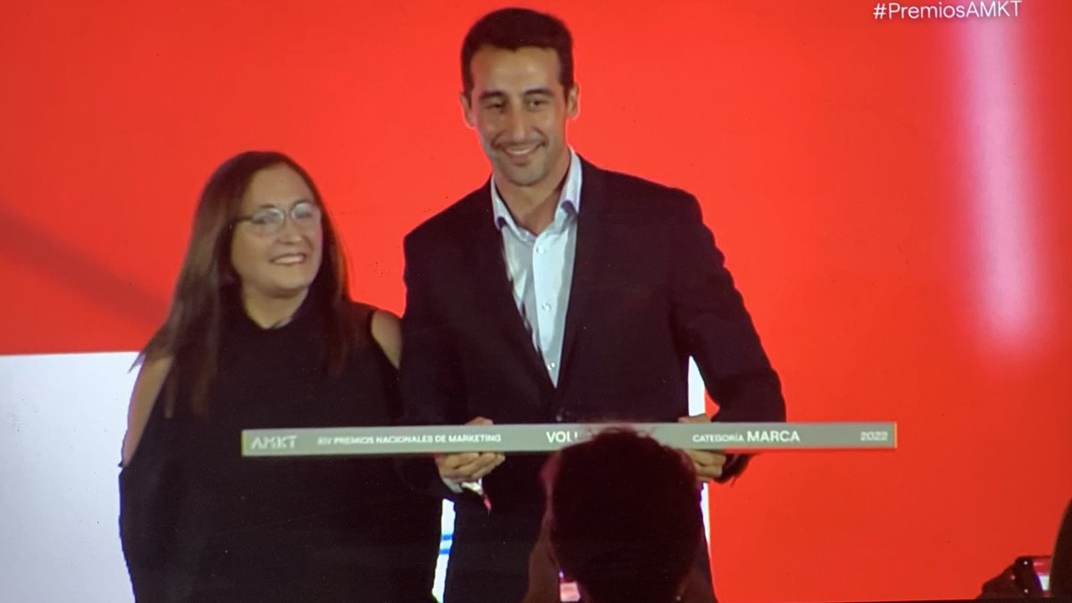 Vamos con la categoría Marca en #PremiosAMKT que entrega <a href="/CeliaCanoG/">Celia Caño</a> directora general de @equmedia  <a href="/bbva/">BBVA</a> gana tercer premio  y <a href="/volldamm/">Voll-Damm</a> gana el segundo premio