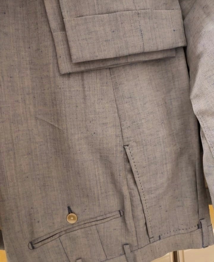 LDenicheurs's tweet photo. #Taille46 - 200 €

Magnifique costume croisé d'été en laine et lin. Vois n'avez aucune excuse pour ne pas l'acheter...

Il me semble que les épaules = 44 cm

https://t.co/6l6HM3zkZg https://t.co/FPyrsIaimZ