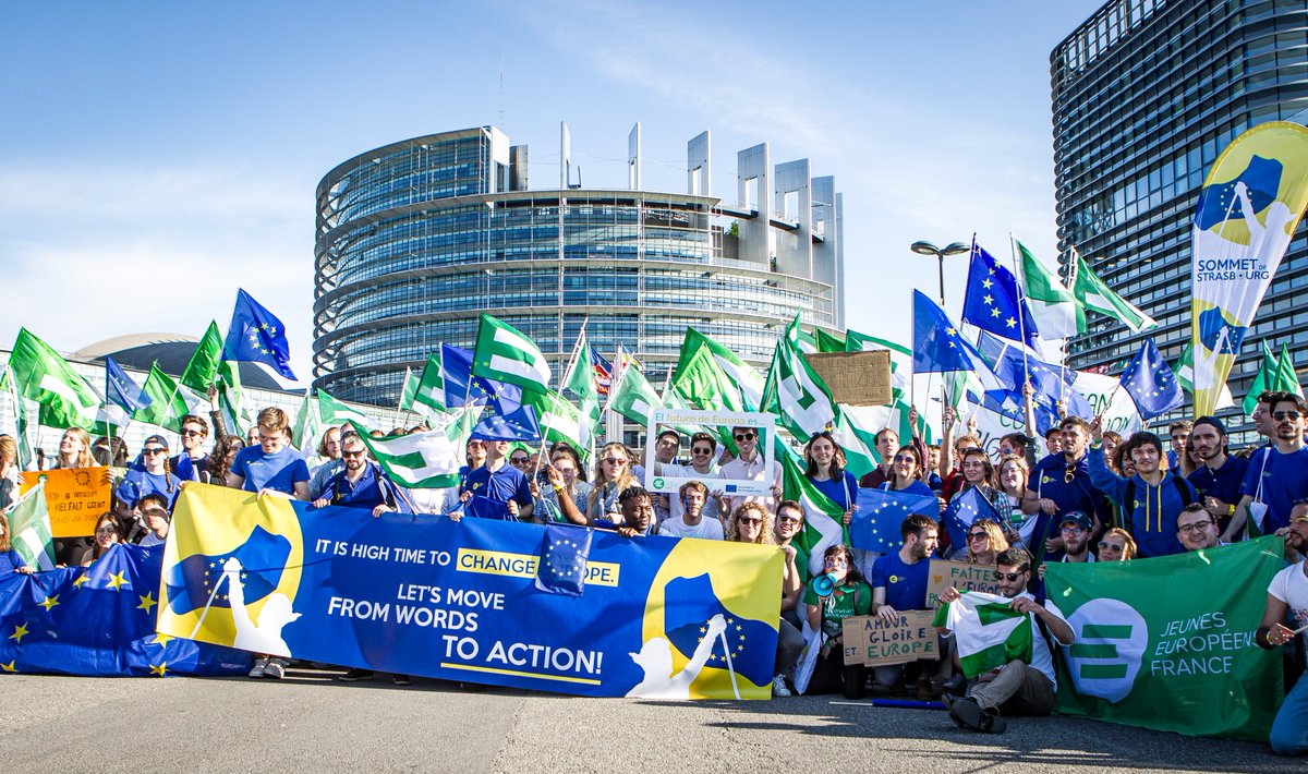 L'Ukraine et la Moldavie candidates à l'Union européenne ! 🇺🇦🇲🇩 
Très bonne nouvelle pour l'avenir 🇪🇺 de ces 2 pays et notre destin commun en #Europe.

Pour accueillir Ukrainiens, Moldaves, puis les citoyens des Balkans dans l'Union, changeons l'Europe !
#TimeToChangeEurope #EUCO