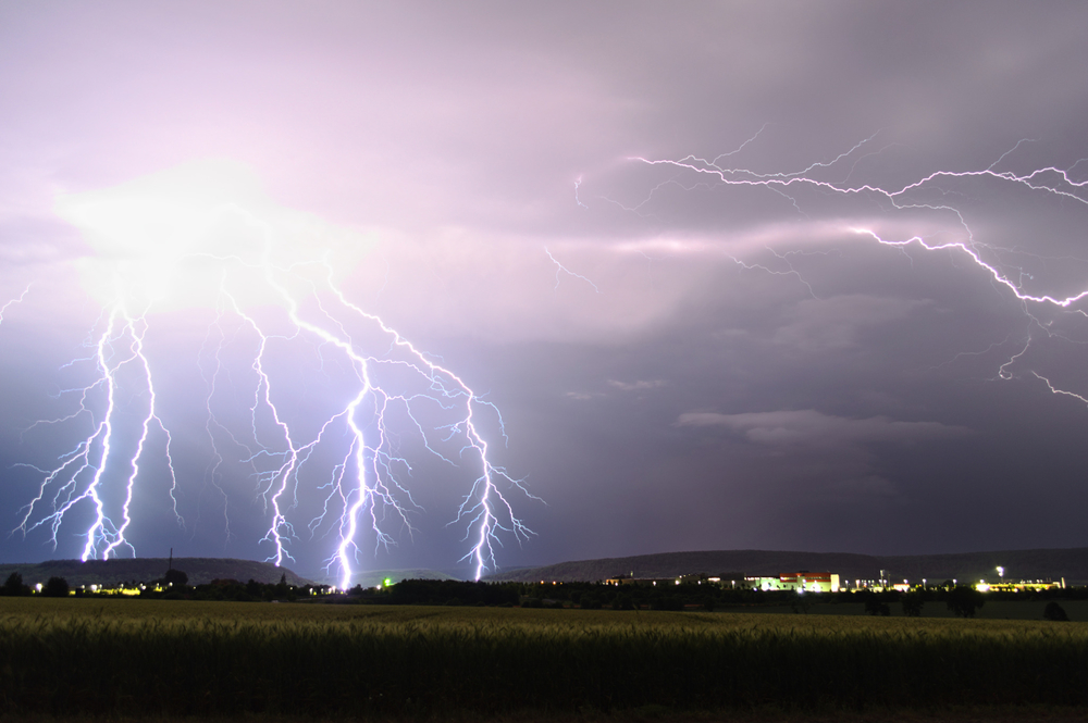 stormchaserth's tweet photo. Neue #Gewitter-Lage in #Thueringen am Freitagnachmittag (24.06.). Hauptgefahren Überflutungen durch #Starkregen, Windböen, örtlich kl. Hagel. Verlagerung SW->NO, teils W->O. Nicht jeder wird getroffen. #Trockenheit bleibt insg. bestehen. #gewitter2406 #wetter #unwetter https://t.co/Uk6m4b4S3m
