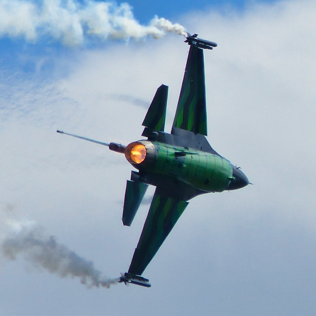 Michaelflying28's tweet photo. Belgian Air Componentย F-16 Solo Display Teamย General Dynamics F-16AM Fighting Falconย FA-87 displaying at the 2022ย RAF Cosford Air Show.
#belaircomp #belgianaircomponent #belgianairforce #beairforce #belgianf16solodisplay #belgianf16displayteamย #f16displayteam #f16solodisplay https://t.co/hr3bzatUHQ