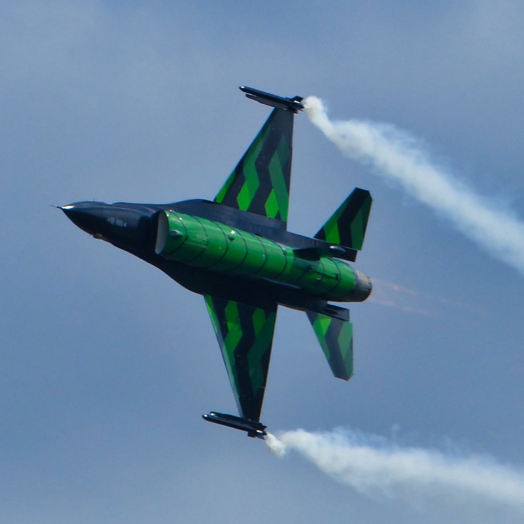 Michaelflying28's tweet photo. Belgian Air Componentย F-16 Solo Display Teamย General Dynamics F-16AM Fighting Falconย FA-87 displaying at the 2022ย RAF Cosford Air Show.
#belaircomp #belgianaircomponent #belgianairforce #beairforce #belgianf16solodisplay #belgianf16displayteamย #f16displayteam #f16solodisplay https://t.co/hr3bzatUHQ