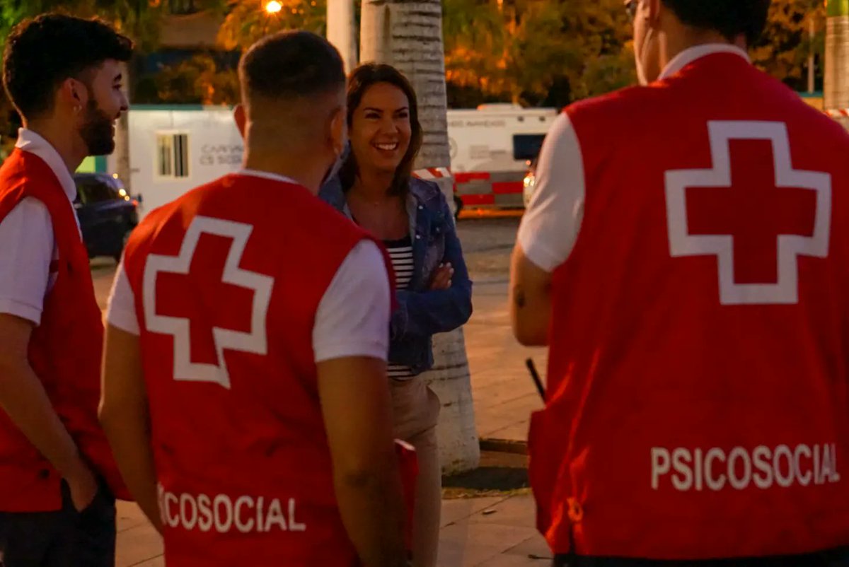 evebruler's tweet image. De momento transcurre la noche con tranquilidad y se encuentra todo bajo control.

#policíalocal #cecopalsc #ProtecciónCivil #Bomberos #CruzRoja #HospitaldelCarnaval #HoguerasSanJuanSC #CarnavalSC22 @CruzRojaProvTfe