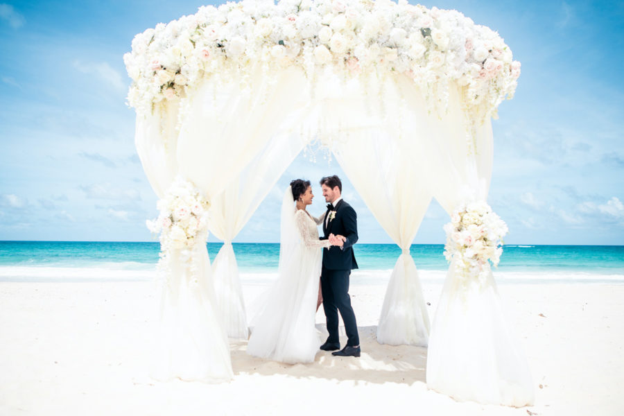 (El escenario perfecto para dar el sí frente al mar) publicado en Nupcias Magazine - nupciasmagazine.com/boda/el-escena…
