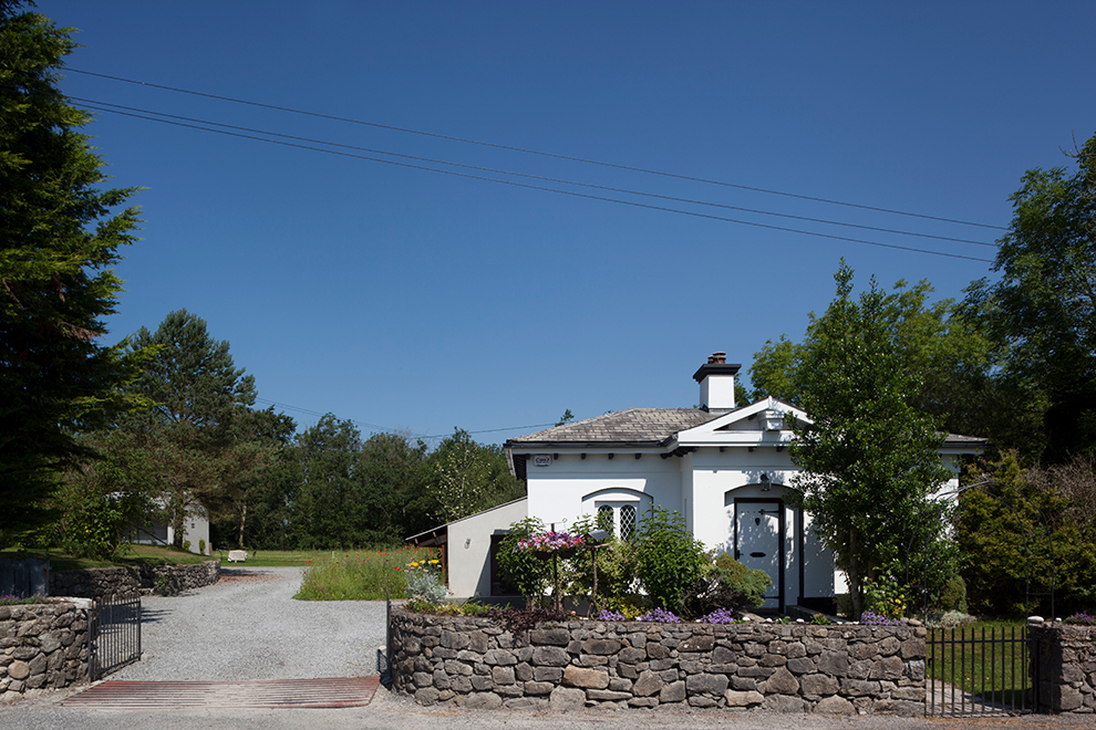 RIAIOnline's tweet photo. Middleton Park Gate Lodge by @taka_architects is also a Winner in the Living category #RIAIawards. Subtle and understated to the exterior, the great success of this project is the deep connection set up between building users and the landscape. Photo @clancy_alice https://t.co/pVhkFN4Ow7