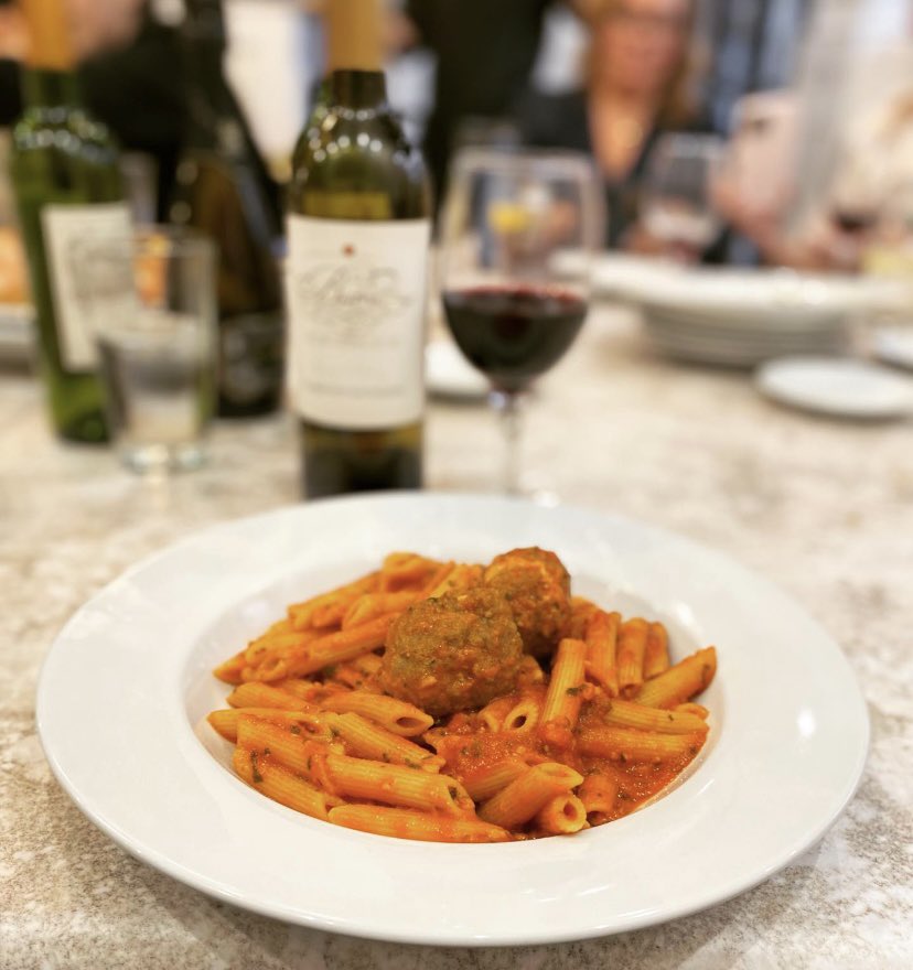 MilanoBurbank's tweet photo. No better combination than pasta and wine 🤩

Voted ‘Best Italian Cuisine 2022’ from @myBurbankNEWS for a reason! Come try for yourself 🍽

#MilanoFam #Burbank #EatLocal 

📍269 E. Palm Ave. Burbank, CA https://t.co/26cKykamNG