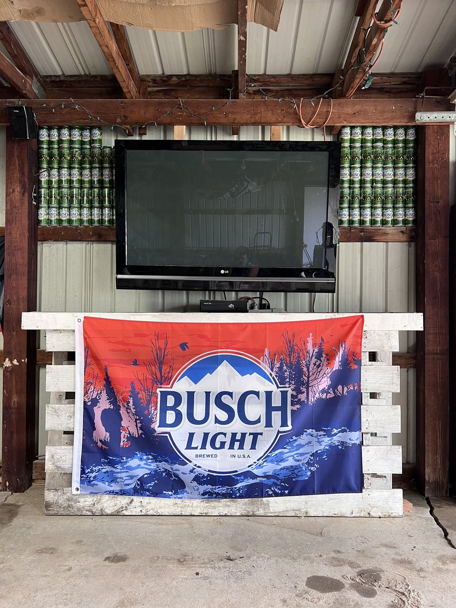 azimm1999's tweet photo. #bushlight I think we need more John Deere cans https://t.co/gbpbl1XV9B
