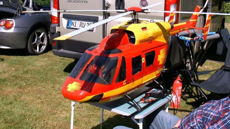NEW RC-VLOGGER.COM -->EC-145 RC SCALE MODEL TURBINE HELICOPTER
Scale: 1/10
Length: app. 1.30m
Rotor diameter: app. 1.60m
Engine: Turbine  RC-honeyhoney

rc-vlogger.com/video/ec-145-r…