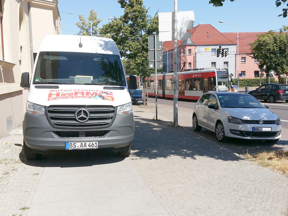 stadtleben_HAL's tweet photo. Trothaer Straße, Ecke #Tiergartenstraße, #Totha, @stadt_halle
Umzug – „ist doch nur eine Ausnahme“ (schon zwei Tage in Folge). Man beachte den freien Platz im Hintergrund.
#runtervomgehweg
#StädtefürMenschen https://t.co/ufXtm3bDCb