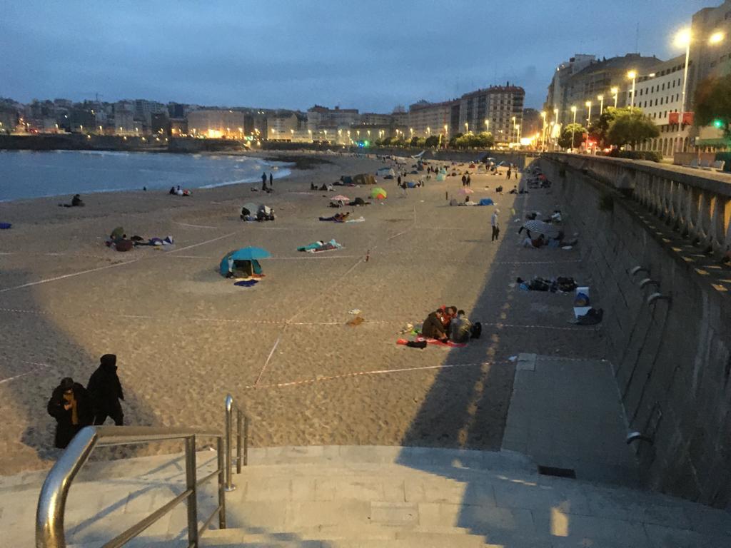 Silvia_Riveiro's tweet photo. Así estaba la Playa de #Riazor esta mañana, ya a las 6.30h. Un año más me toca pasar #SanJuan2022 y sus hogueras fuera de casa. Feliz noche #MeigasFora. https://t.co/uxM0cDMdPf