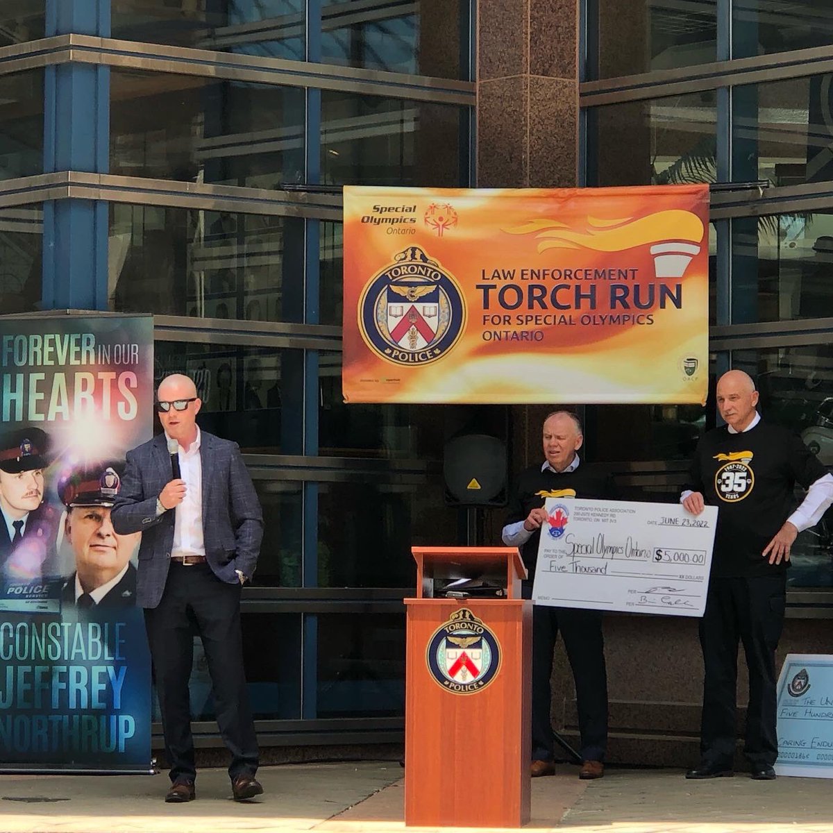 TPACallanan's tweet photo. This yearβs #torchrunto is particularly special for the @TPAca & for our members, as it was dedicated to Constable Jeffrey Northrup. This afternoon, I was proud to present a $5,000 cheque, in Jeffβs name, to the @SpecialOCanada on behalf of the Toronto Police Association. https://t.co/2XWcNkFzfs