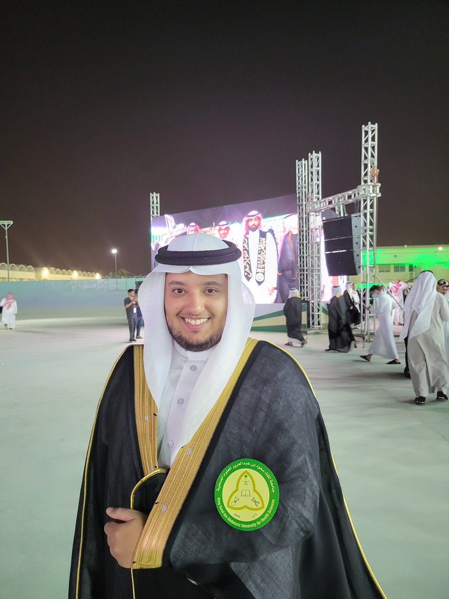 Khathamia's tweet photo. اللهم لك الحمد من قبل ومن بعد
اليوم احتفلنا بتخرج الابن فهد وحصوله على درجة البكالوريوس في الطب والجراحة مع مرتبة الشرف
مبروك يابوفيصل.. رفعت راس ابوك
@FAlkhathaami https://t.co/spKljJX3qE
