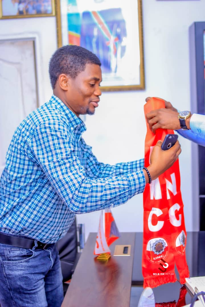 coeurdafriqueM's tweet photo. Même dans la joie ,@ChristianMasud_ continue de travailler, ce jeudi 23 juin le leader d'opinion #Bony #kazad conseiller juridique à l'entreprise minière #KCC a décidé de rejoindre la grande famille UNC de @VitalKamerhe1 .bienvenue camarade. Unc toujours ensemble
@BillyKambale1 https://t.co/dr1n6JEcjc