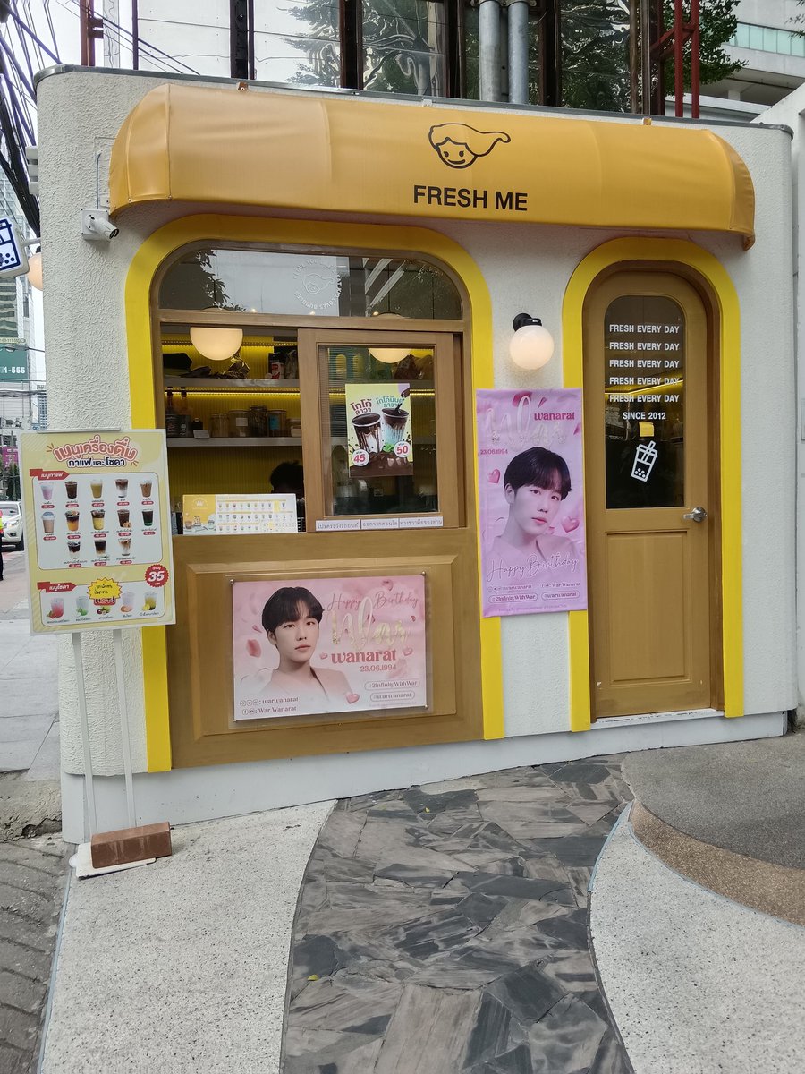 P_looktao's tweet photo. สถานีที่5:ร้าน Fresh Me  สาขาอโศก
ถ้าหาไม่เจอให้เราหันหน้าเข้าถนนจะอยู่ฝั่งขวามือของตึกGMMเลยจ้าเดินมาอีกนิดหน่อยจะเห็นหน้าหวานๆของพี่วอร์เลย
#2InfinityWithWar
#warwanarat W.Wanarat https://t.co/ERNNO9FyYs