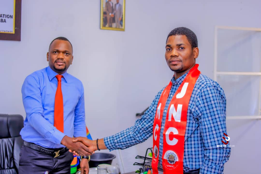 coeurdafriqueM's tweet photo. Même dans la joie ,@ChristianMasud_ continue de travailler, ce jeudi 23 juin le leader d'opinion #Bony #kazad conseiller juridique à l'entreprise minière #KCC a décidé de rejoindre la grande famille UNC de @VitalKamerhe1 .bienvenue camarade. Unc toujours ensemble
@BillyKambale1 https://t.co/dr1n6JEcjc