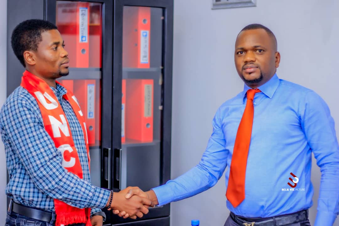 coeurdafriqueM's tweet photo. Même dans la joie ,@ChristianMasud_ continue de travailler, ce jeudi 23 juin le leader d'opinion #Bony #kazad conseiller juridique à l'entreprise minière #KCC a décidé de rejoindre la grande famille UNC de @VitalKamerhe1 .bienvenue camarade. Unc toujours ensemble
@BillyKambale1 https://t.co/dr1n6JEcjc