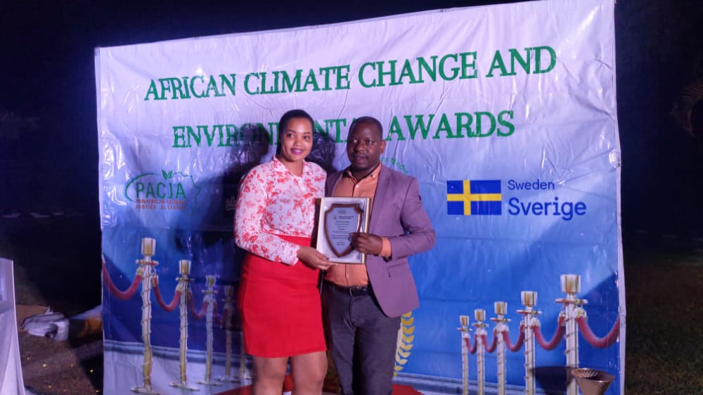 NewTimesRwanda's tweet photo. On the sidelines of #CHOGM2022 ahead of COP27, The New Times' journalist, Michel Nkurunziza, has won an award as the 2nd Runner Up in African Climate Change and Environmental Reporting #ACCER Awards organized by @PACJA1 .
Congratulations @MichNkurunziza 🎉👏🏾 https://t.co/MdMIBszFnm