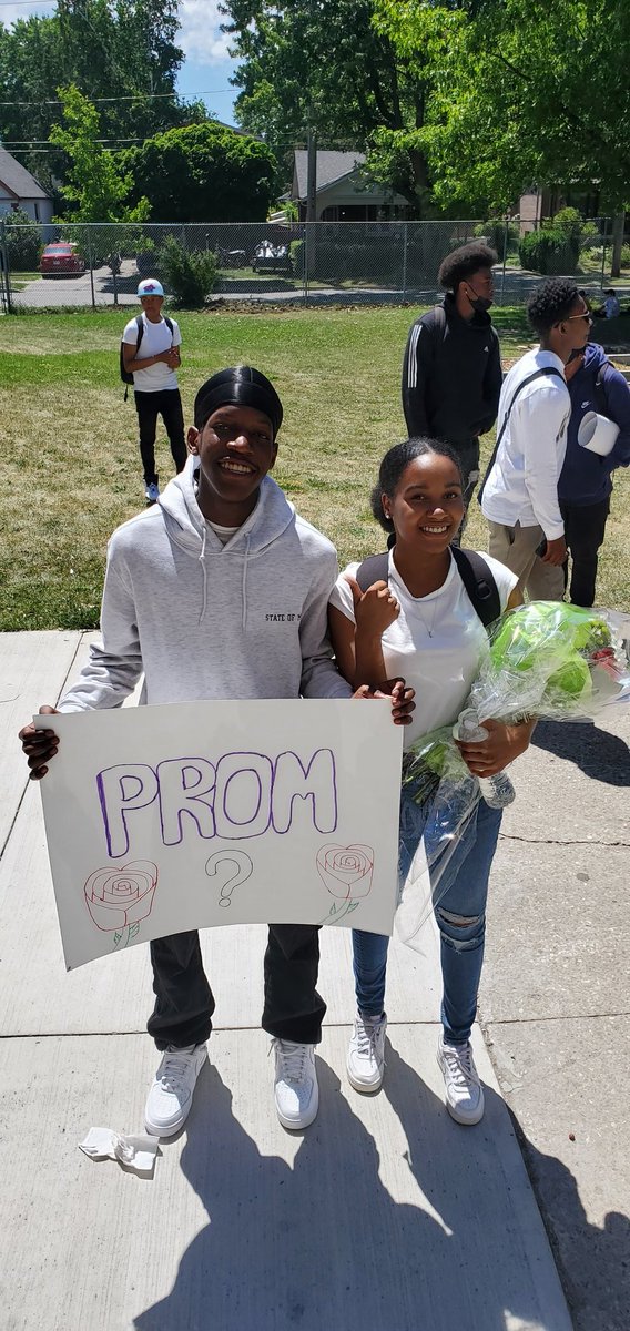 PaulCaramida's tweet photo. Our end-of-year #BBQ was a delicious way to finish off an awesome return to social events, including #promposals โค๐๐ป #summerstarting #endofschool @CynthiaNguyen98 @kwamelennon https://t.co/NJfjKx27z9