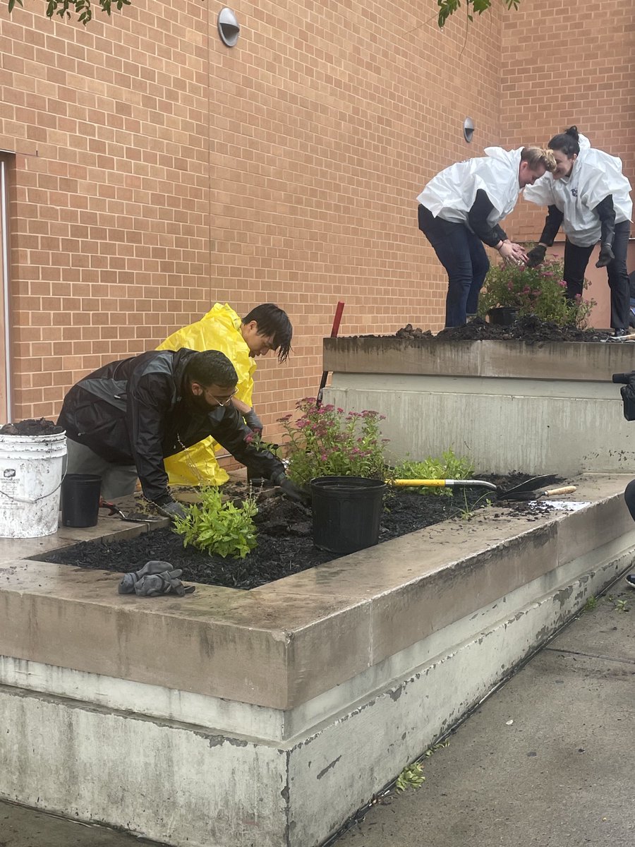 Mrs_CreazzoCSC's tweet photo. #dayofcaring was a wet one! Thank you ⁦@JustBornInc⁩ and ⁦@mystlukes⁩ for sticking it out and enhancing the ⁦@BASDBroughalMS⁩ planters with new flowers and shrubs! They also packed 200 welcome bags for our upcoming Southside Stride event! ⁩ https://t.co/RSLQ17KBU4