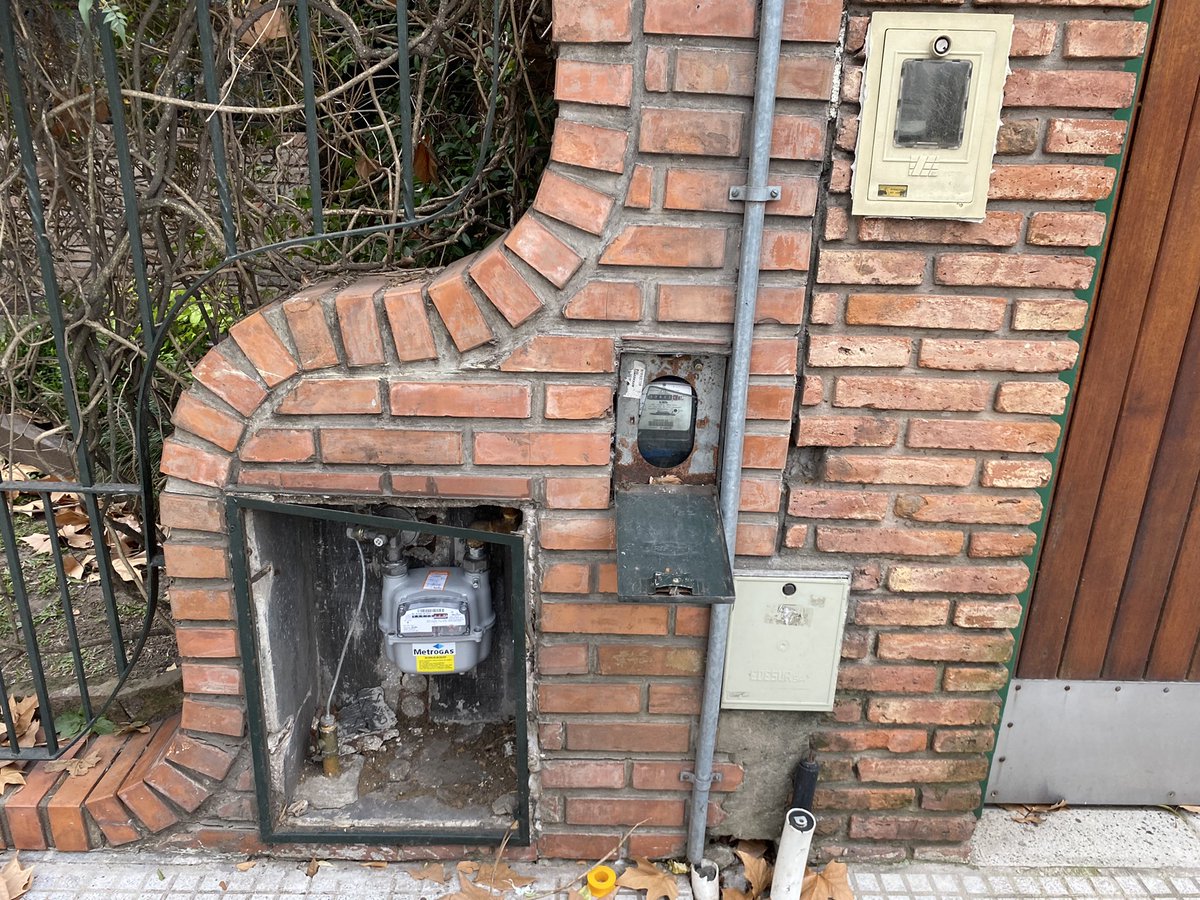 santinoyaMD's tweet photo. @OficialEdesur @InfoEnargas esta es la instalación de electricidad y gas que alguien autorizó. Me hablan de seguridad cuando esto lo autorizaron ustedes y metrogas. Espero que me solucionen este problema, no generado ni autorizado por mi. Gracias. https://t.co/CQfNdW9Qnl