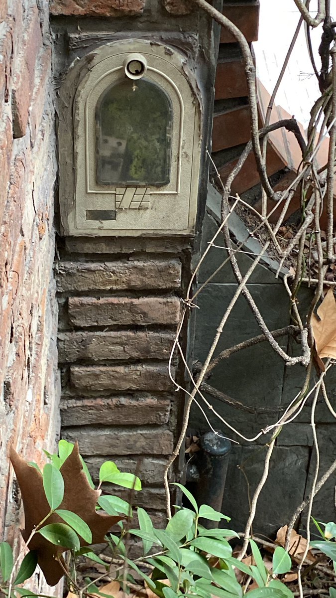 santinoyaMD's tweet photo. @OficialEdesur @InfoEnargas esta es la instalación de electricidad y gas que alguien autorizó. Me hablan de seguridad cuando esto lo autorizaron ustedes y metrogas. Espero que me solucionen este problema, no generado ni autorizado por mi. Gracias. https://t.co/CQfNdW9Qnl