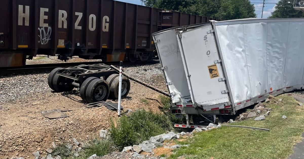 GwinnettDaily's tweet image. JUST IN: Tractor trailer hit by train at Suwanee Dam Road, drivers urged to avoid area bit.ly/3Og6nMp
