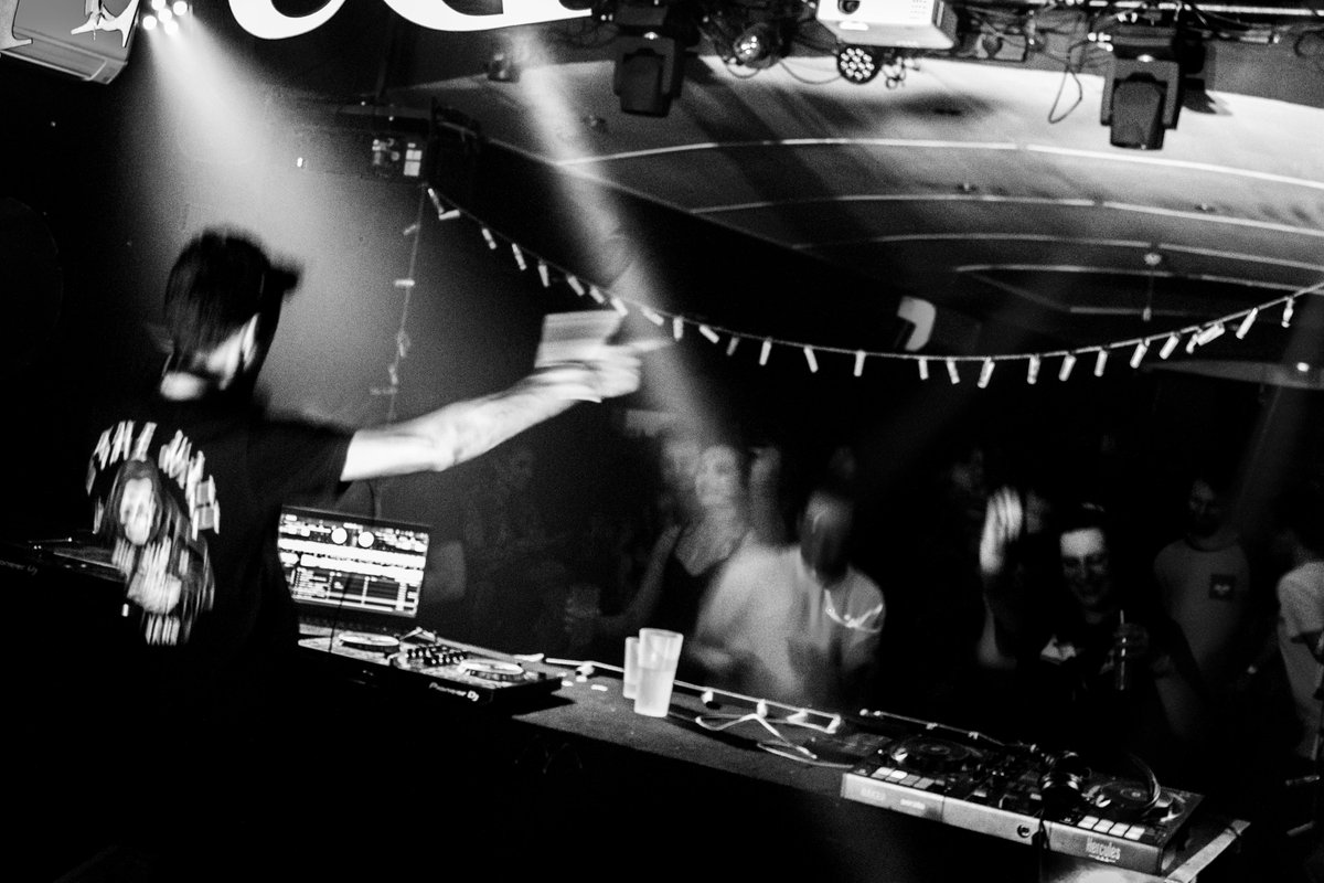 ARKADE_3310's tweet photo. Hier soir j'ai eu le plaisir de shooter pour @wezoxmusic lors de l'un de ses sets. Je post quelques clichés que j'ai retravaillé aujourd'hui. (Je ne suis pas photographe et j'ai shooté avec un vieux Nikon D3200 en 18-55mm, soyez indulgents) 😀 https://t.co/MuhEy5F26j