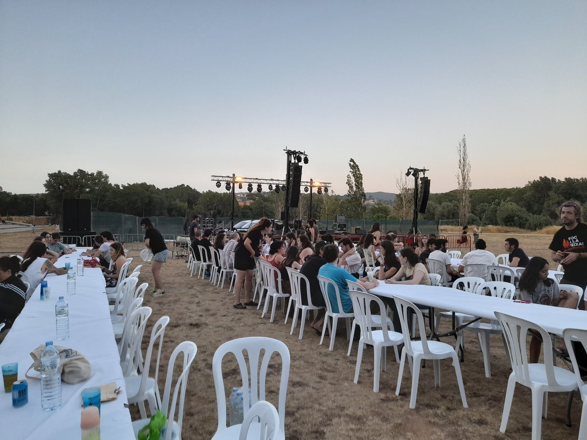 llsalellasvilar's tweet photo. Ja hi som! Tot a punt pel @focalafeixagi i poder celebrar el Sant Joan sense agafar el cotxe i de la mà d'entitats de la ciutat. https://t.co/mVy7huu0Pz