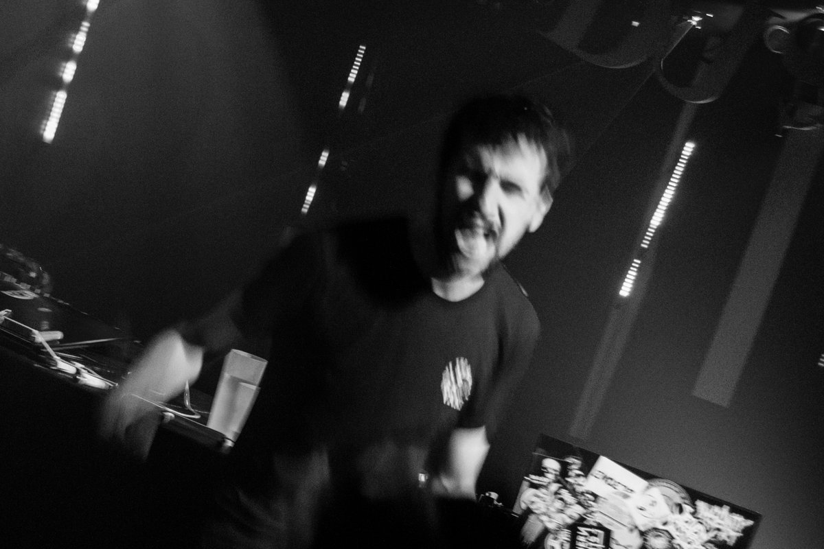 ARKADE_3310's tweet photo. Hier soir j'ai eu le plaisir de shooter pour @wezoxmusic lors de l'un de ses sets. Je post quelques clichés que j'ai retravaillé aujourd'hui. (Je ne suis pas photographe et j'ai shooté avec un vieux Nikon D3200 en 18-55mm, soyez indulgents) 😀 https://t.co/MuhEy5F26j