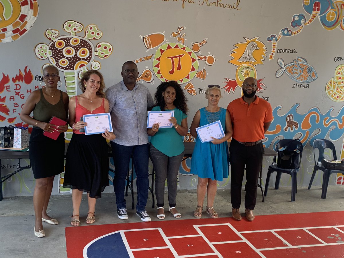 JLHOMAND's tweet photo. Remise des diplômes aux finalistes académiques et à la lauréate du concours national #petitschampions de la lecture. L’école S et A Cabrisseau de Ste Luce @CircoMarin972 fortement engagée dans la promotion de la lecture à voix haute @acmartinique ! https://t.co/SO3ftUENFl